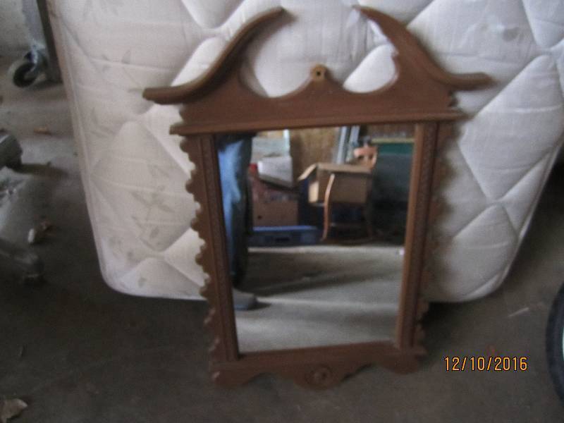 lot 12 image: Vintage mirror with fancy top...