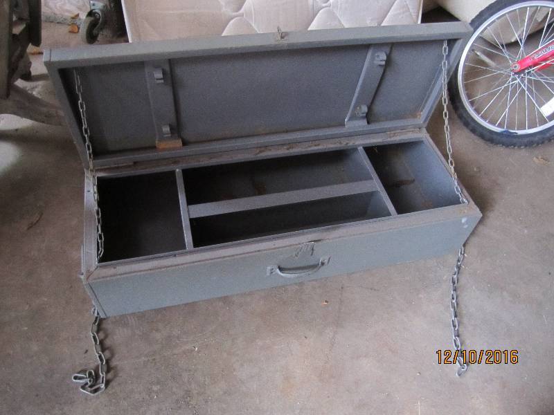 lot 16 image: Metal tool box...