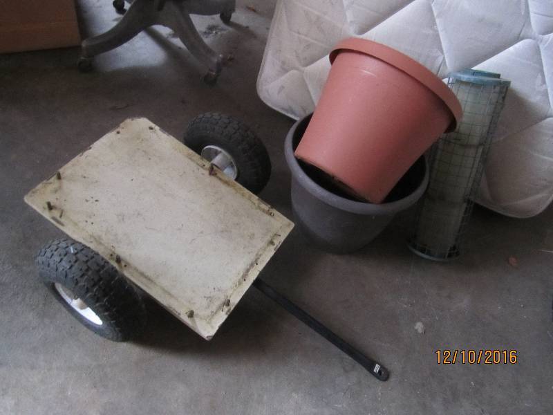 lot 19 image: Planters, bird feeder and a small c...