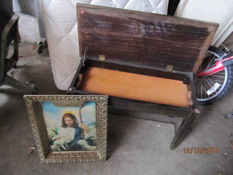 lot 23 image: Picture of Jesus and a vintage pian...