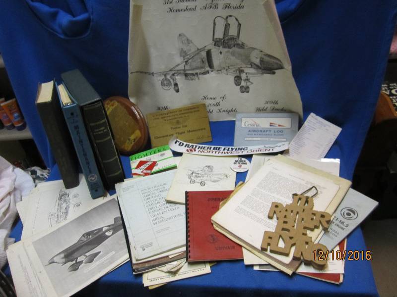 lot 10 image: Vintage air and flight memorabelia ...