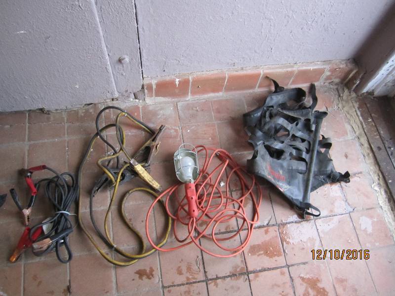 lot 34 image: 2 Jumper cables, work light and mes...
