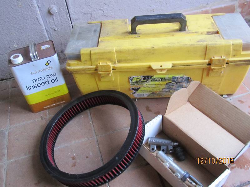 lot 39 image: Toolbox, linseed oil gallon and aut...