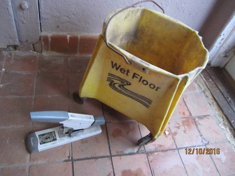 lot 43 image: Heavy duty stapler and mop bucket...
