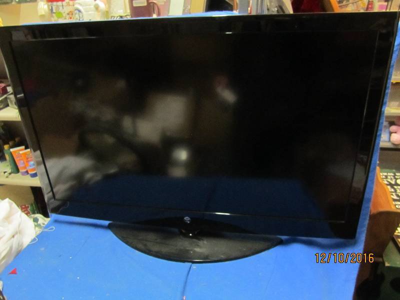 lot 51 image: Westinghouse 42 TV, good screen, n...