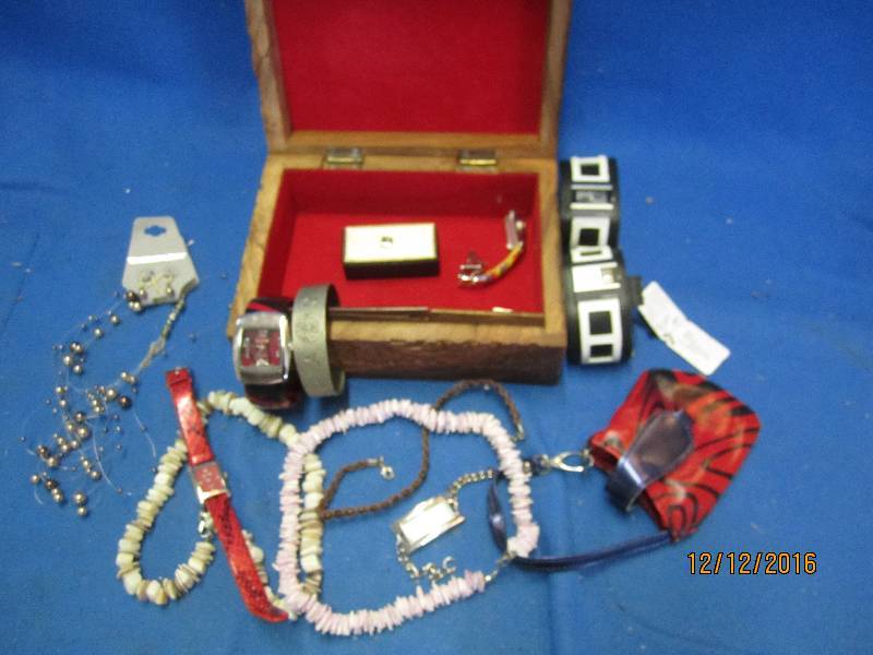 lot 68 image: Jewlery box filled with jewelry...