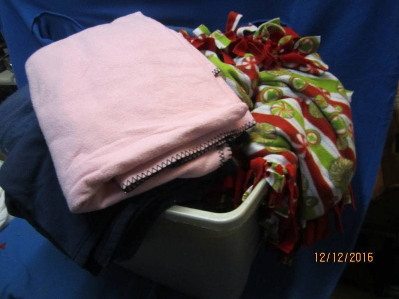 lot 72 image: Tote of electric and warm fuzzy bla...