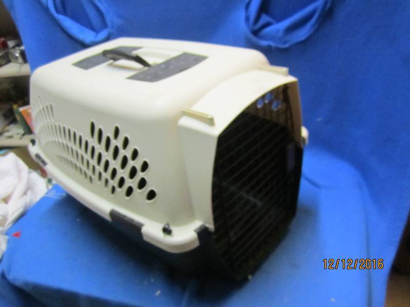 lot 79 image: Plastic kennel...