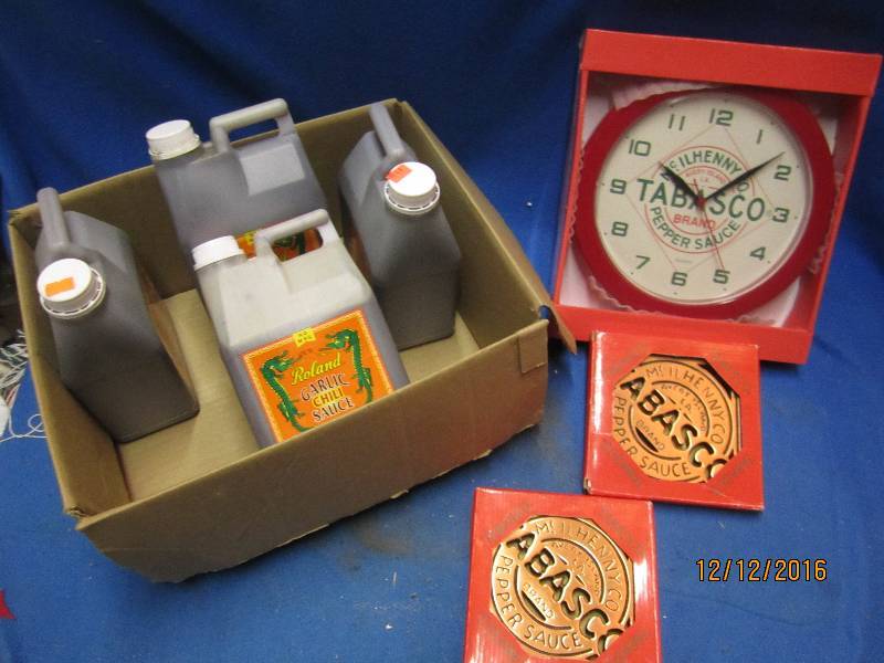 lot 86 image: Brand new Tabasco clock and 2 trive...