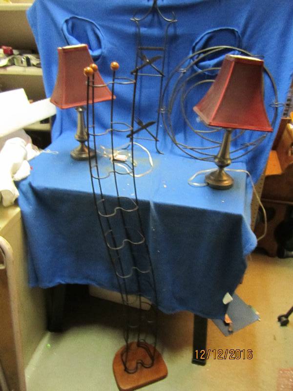 lot 92 image: Lot of home dcor...
