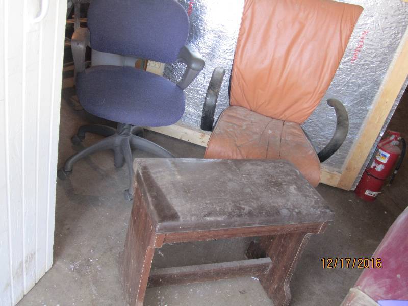 lot 104 image: 2 Desk chairs and a bench...