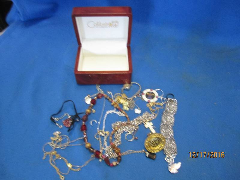 lot 109 image: Jewlery box filled with jewelry...