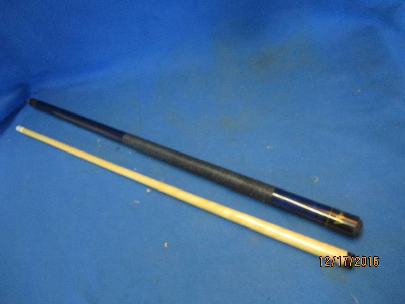 lot 114 image: Viper pool cue...