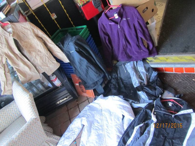 lot 118 image: Name brand warm weather gear...