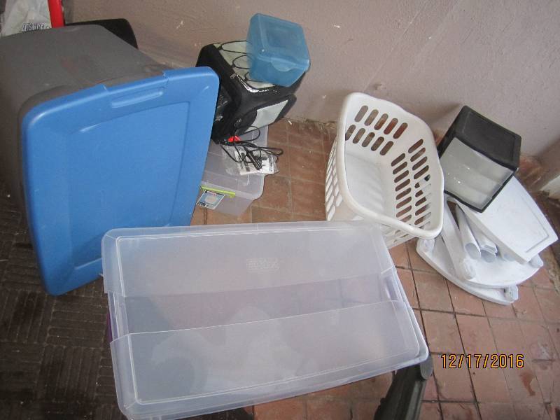 lot 128 image: Lot of plastic storage containers a...