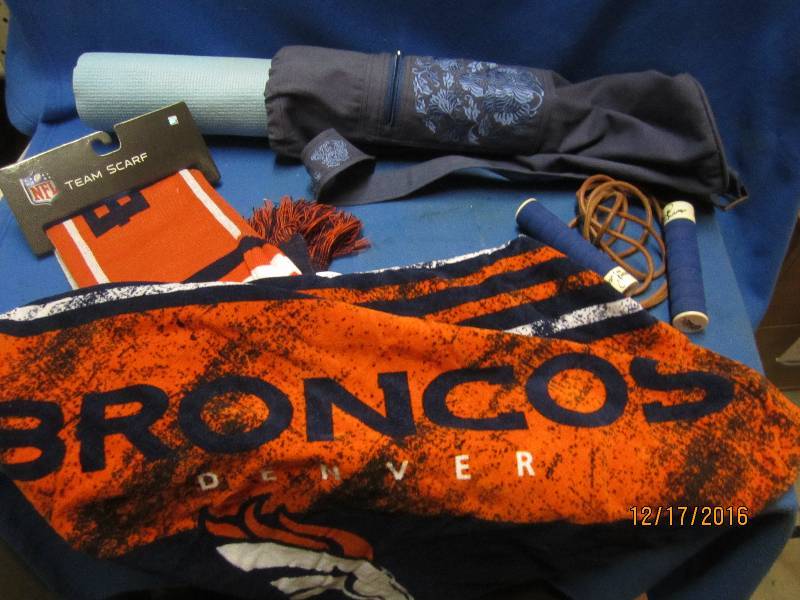 lot 138 image: Yoga mat in nice cloth case, new Br...