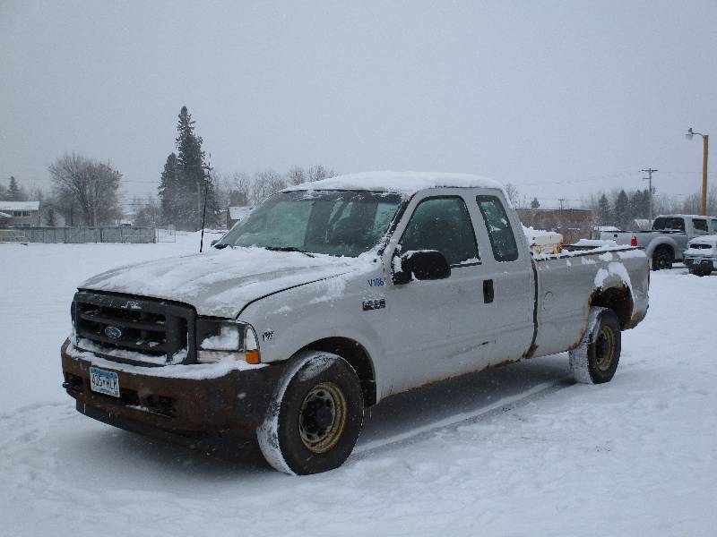 lot 2 image: 2002 Ford F-250 Super Duty 2 Wheel Drive Truck