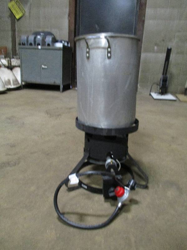 lot 16 image: Turkey Fryer & Deluxe Seafood Boiler