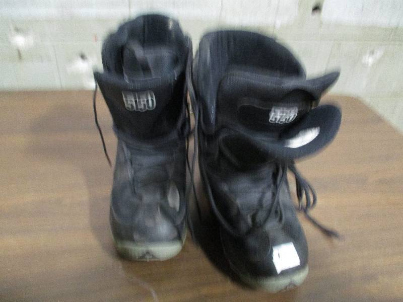lot 69 image: 5150 Snow Boots