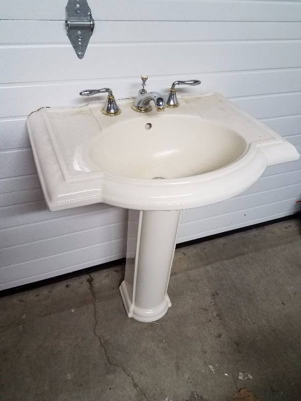 Pedestal Sink with Faucet