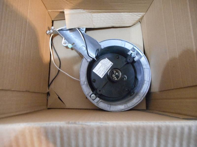 lot 18 image: Lithonia Lighting Wall-Mount Outdoor Metallic Fluorescent Area Light