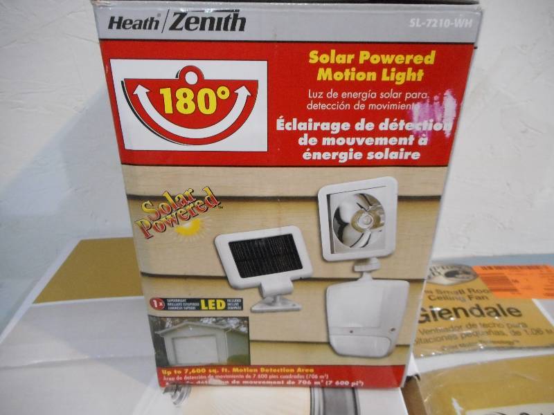 lot 20 image: 4 LIGHT FIXTURE LOT