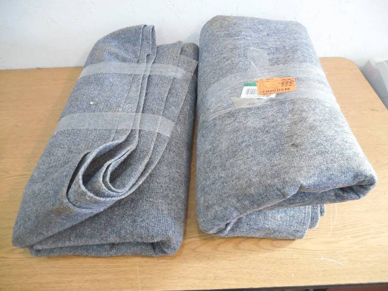lot 25 image: 2 6 X 8 PIECES OF INDOOR  OUTDOOR CARPET