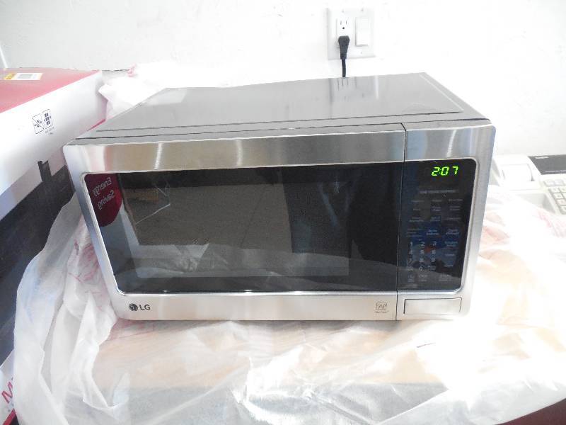 lot 29 image: LG Electronics 1.1 cu. ft. Countertop Microwave in Stainless Steel