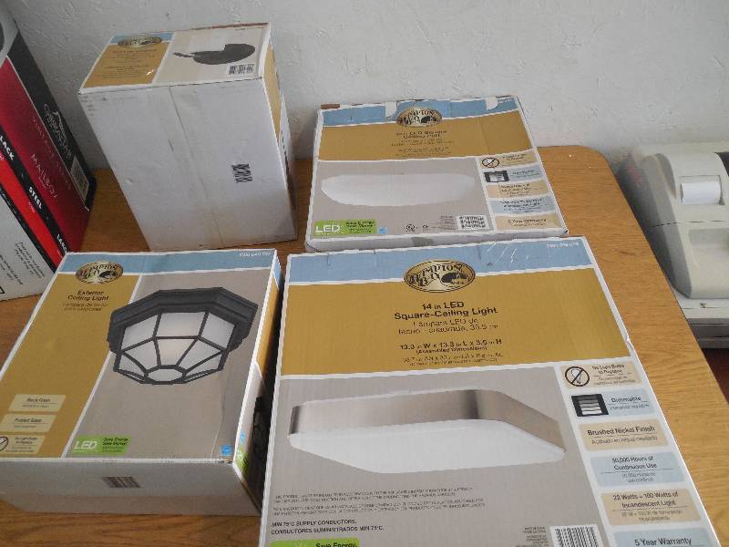 lot 34 image: 4 LIGHT FIXTURE LOT