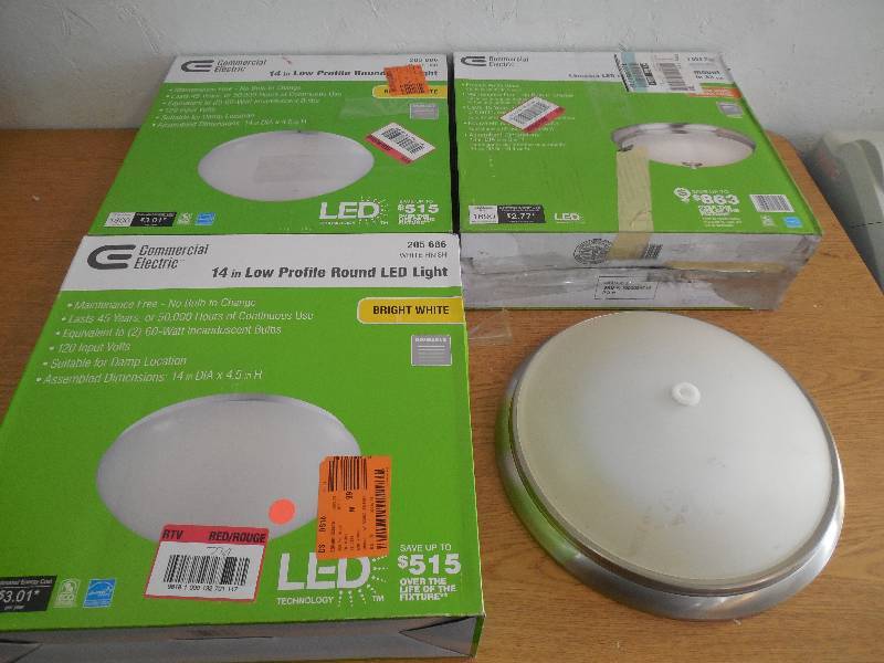lot 39 image: 4 LIGHT FIXTURE LOT