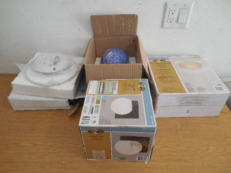 lot 51 image: 4 LIGHT FIXTURE LOT