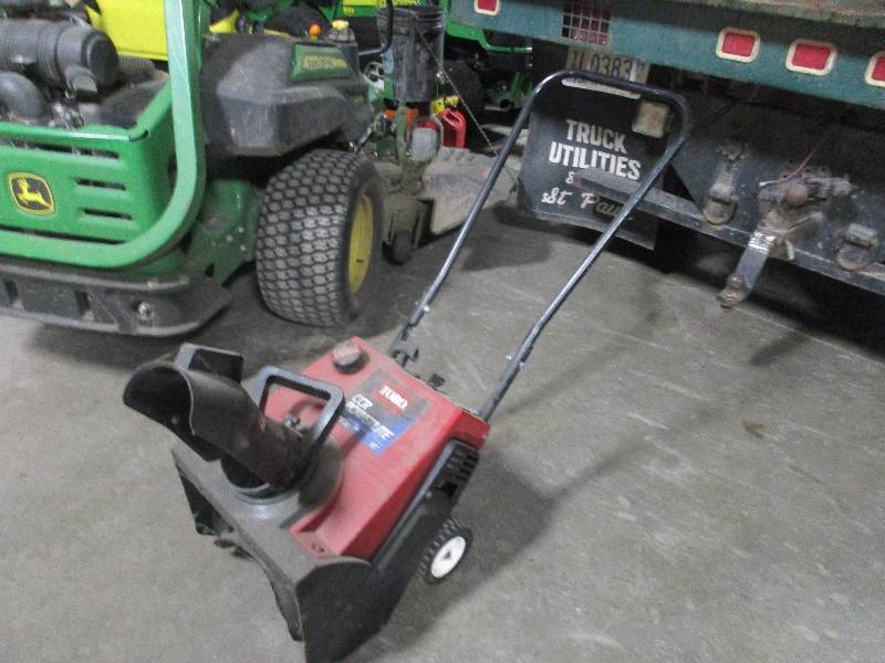 lot 8 image: Snowblower