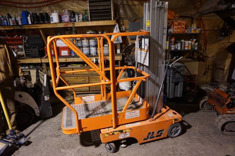 2001 JLG 12 SP Push Around Stock Picker Lift