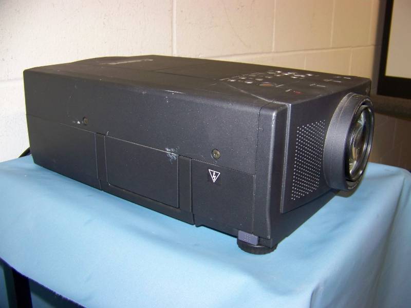 lot 16 image: Canon, LV-7500U, LCD Projector