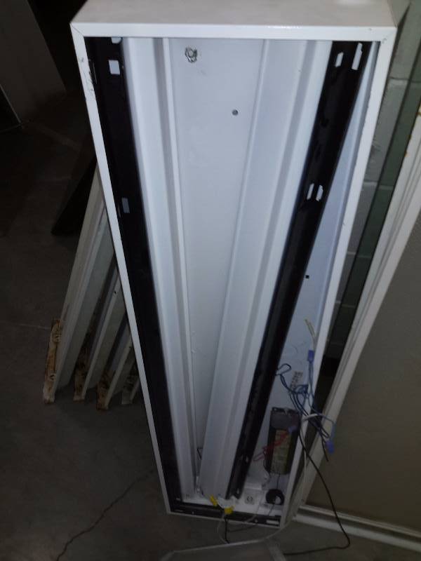 6, T8 type of 2 bulb fluorescent light fixtures.. No covers.. 2 other fixtures as shown.. All untested