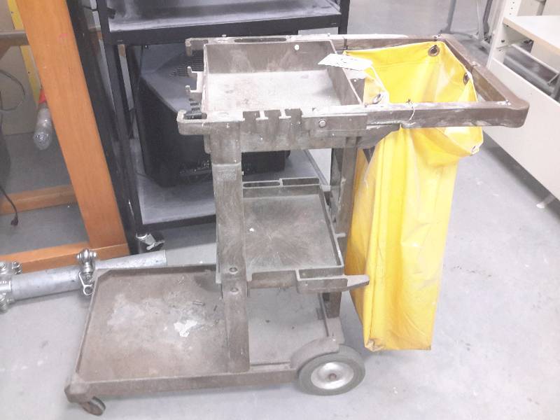 Rubbermaid Cleaning Caddy with garbage bag