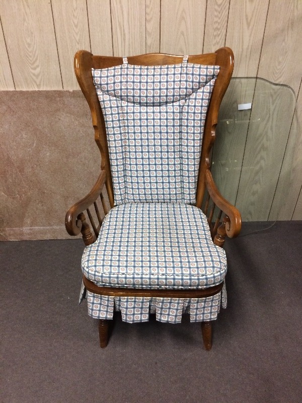 lot 47 image: WOOD ROCKING CHAIR WITH CUSHIONS