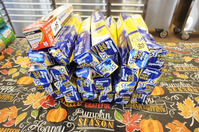 lot 22 image: Lot of 25 - New Reynolds Wrap Non-Stick Aluminum Foil (35 Square Foot Roll)