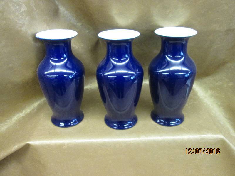 lot 1 image: Lot of 3 Midnight Blue Vases 9.5 in...