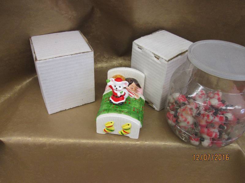 lot 6 image: Lot of 3 Vintage Holiday Musical , ...