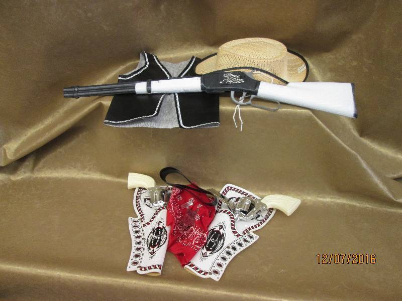 lot 10 image: Vintage Cowboy Set with 2 toy pisto...