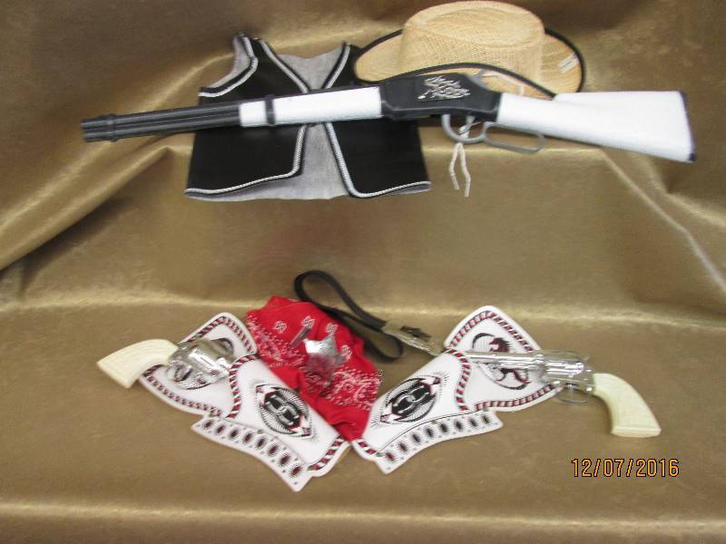 lot 11 image: Vintage Cowboy Set with 2 toy pisto...