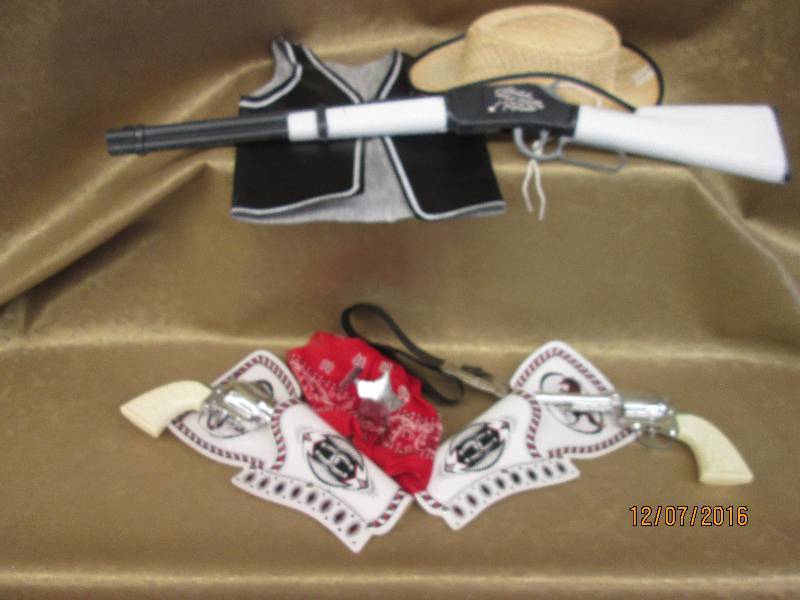 lot 12 image: Vintage Cowboy Set with 2 toy pisto...