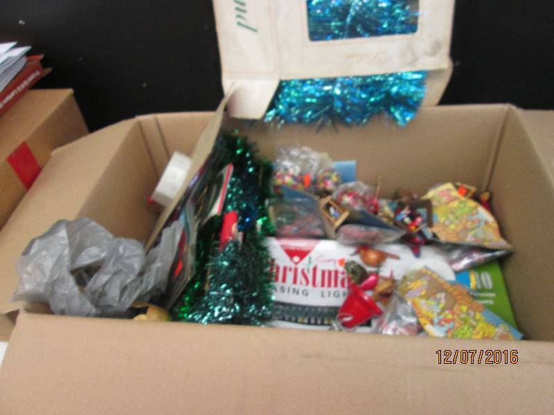 lot 30 image: Lot of Assorted Christmas decor & l...
