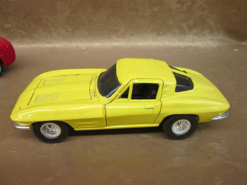 lot 207 image: 3 124 scale metal corvettes, yello...