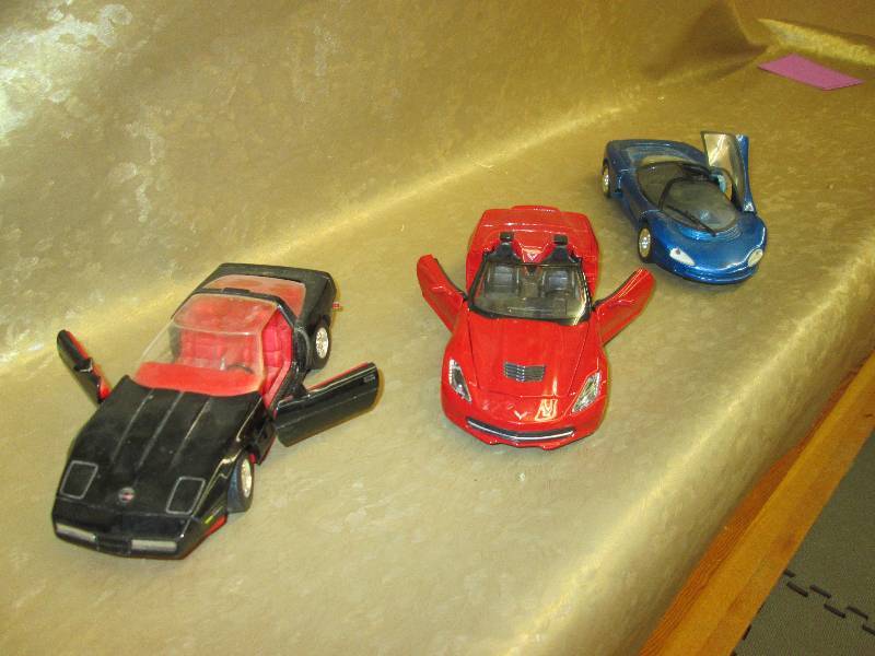lot 208 image: 3 124 scale metal corvettes, blue,...