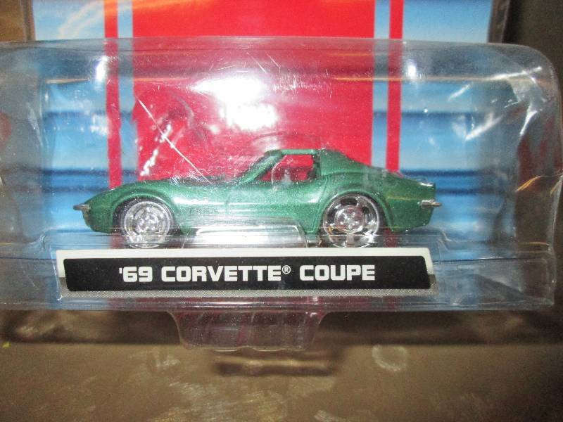 lot 211 image: 5 164 scale corvettes...
