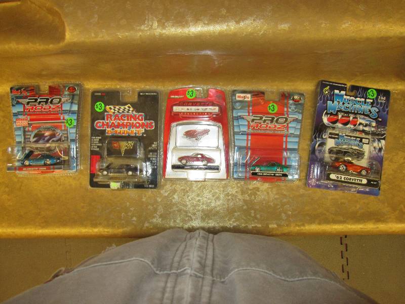 lot 214 image: 5 164 scale corvettes...