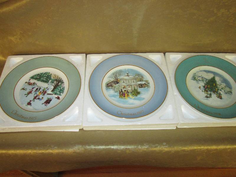 lot 231 image: 3 Avon commemorative Christmas plat...