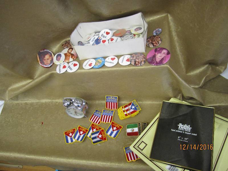 lot 80 image: Lot of buttons, patches, alarm cloc...